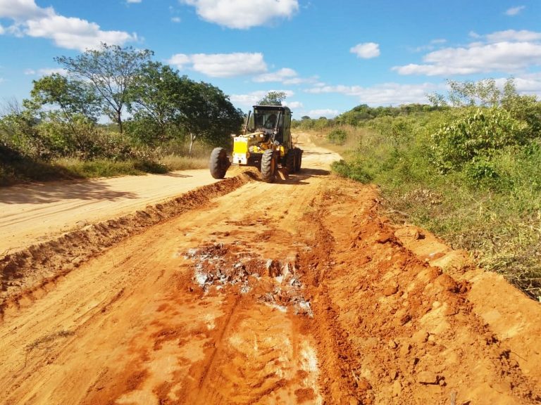 Read more about the article Prefeitura inicia recuperação de estradas na zona rural.