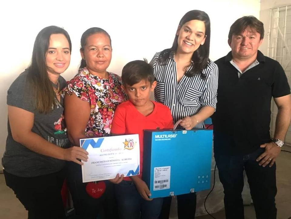 Read more about the article A Secretaria Municipal de Educação fez a entrega dos notebooks aos vencedores do Programa Aluno Nota 10