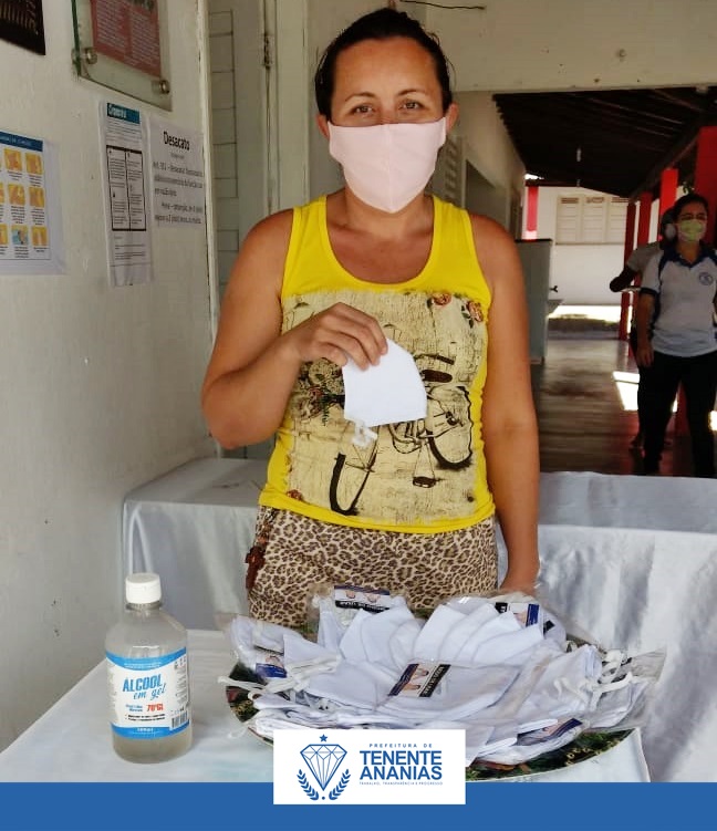 Secretaria Municipal de Saúde entrega máscaras reutilizáveis aos pais para retirada de refeições  nas escolas.