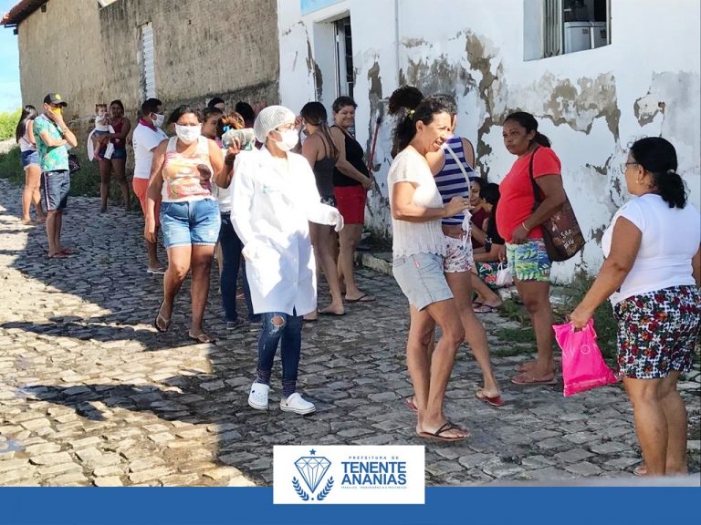 A Prefeitura Municipal de Tenente Ananias, Secretaria de Saúde, realiza distribuição de máscaras a população.